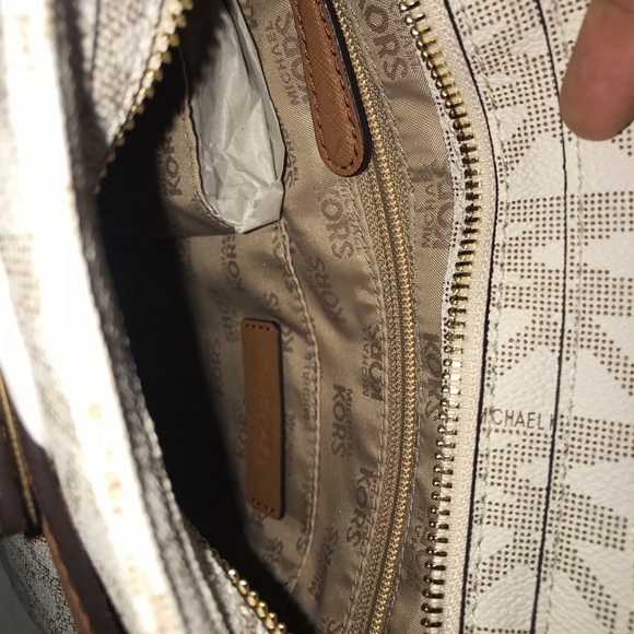 Michale Kors crossbody - Picture 3 of 3